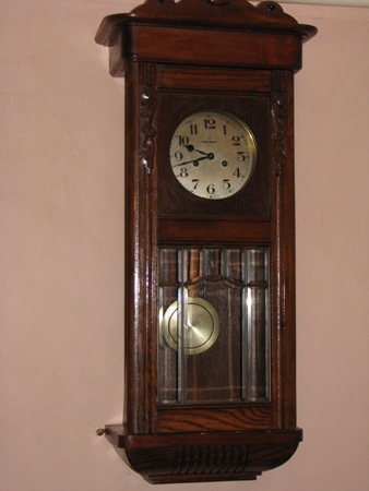 Настенные часы с маятником. Фабрика Густава Беккера
