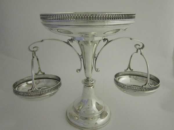 Интересный серебряный комплект для центра обеденного стола