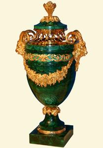 Копия вазы «Салонной», созданной на заводе Верфеля в 1840-е годы. Золоченая бронза, малахит, литье