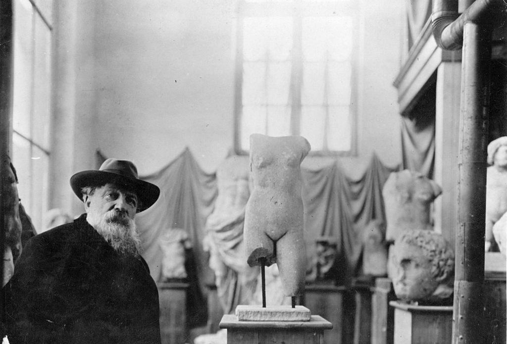 Скульптор в своем имении в Мёдоне