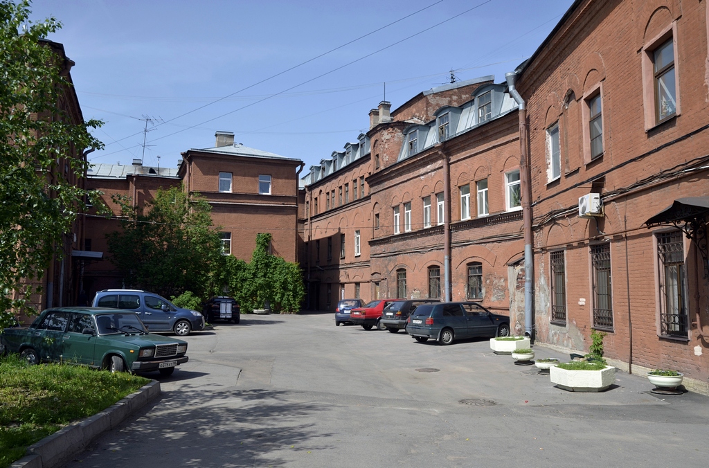 Здание, в котором находилась фабрика Морана (наб. Обводного канала, 233). Санкт-Петербург. Фото 2014 г
