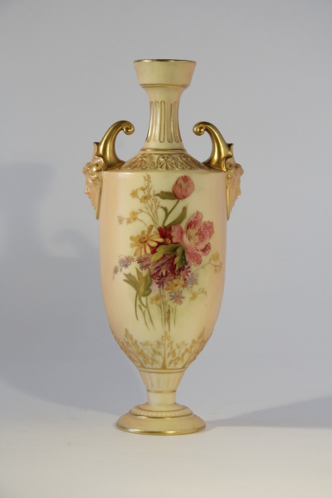 Ваза в стиле ампир с золочением и цветочной росписью. Royal Worcester. 1909 г.