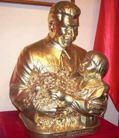 Копия скульптуры Лаврова находится в иркутском музее И.В.Сталина