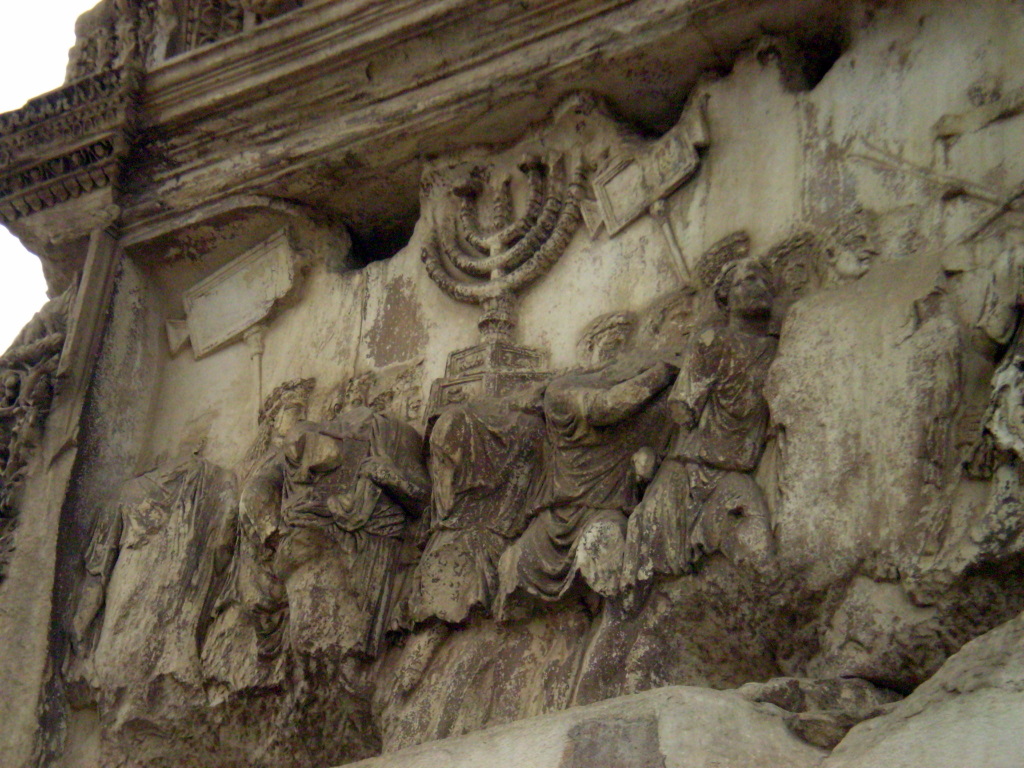 Менора на настенном декоре арки Тита