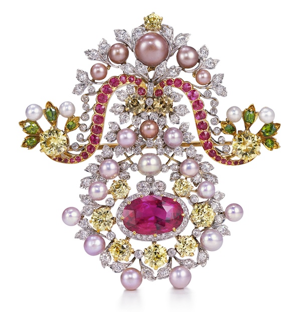 Брошь из платины, золота, алмазов, жемчуга, демантоидов, гранатов и розовых сапфиров, с бирманским рубином, 1900 г. 