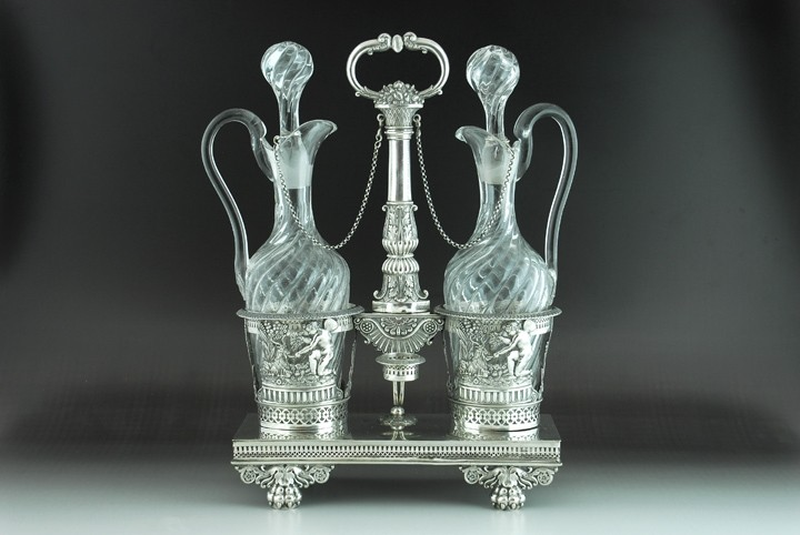 набор из Льежа для масла и уксуса, сделанный из серебра со стеклянными графинчиками. 1830 г.