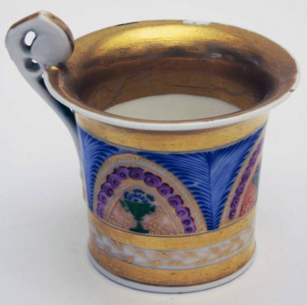Фарфоровая чашка со сложным орнаментом. Фабрика братьев Новых. 1820-1830-е гг.