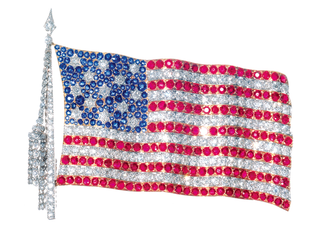 Брошь с 13 бриллиантовыми звездами, окруженными сапфирами, с алмазно-рубиновыми полосами воспроизводила американский флаг 1776 г. 