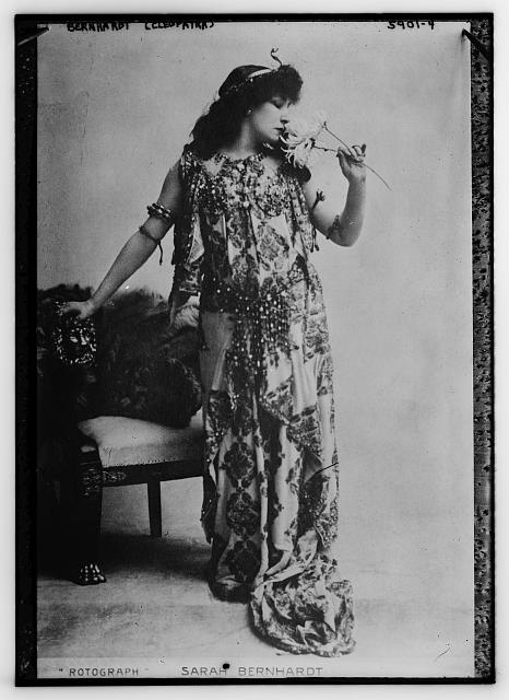 1890 г. Сара Бернар в сценическом костюме Клеопатры, и созданных для этой роли украшениях от Лалик. Цепь bayadere от «RL» на шее Бернар