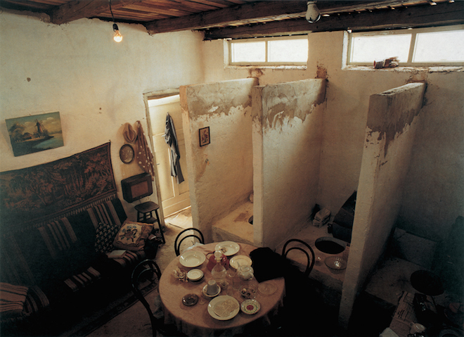 Илья и Эмилия Кабаковы. Инсталляция «Туалет». 1992 г.