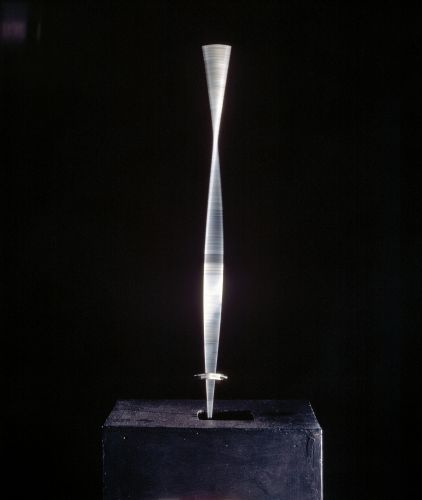 Наум Габо. «Стоящая волна» — первая конструкция, демонстрирующая кинетическое искусство. 1920 г.