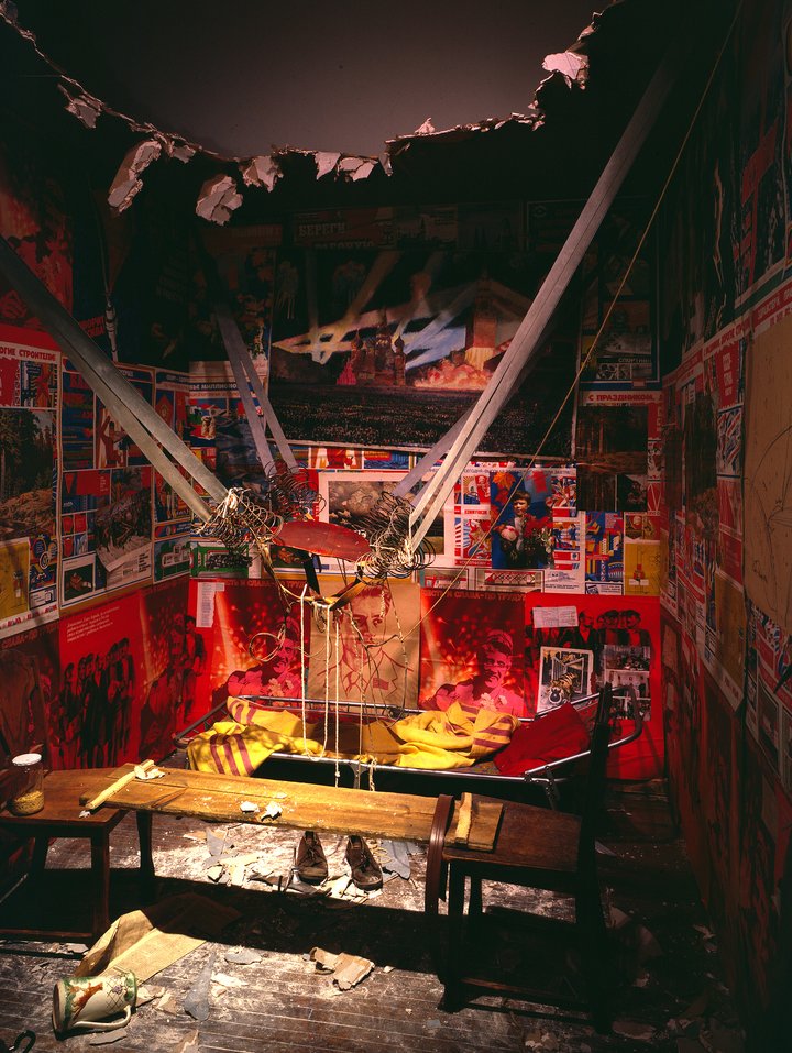Инсталляция И. Кабакова «Человек, улетевший в космос из своей комнаты» в стиле концептуализма. 1985 г.