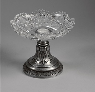Хрустальная ваза (диаметр 155 мм) на серебряной с чернением ножке, общая высота изделия 135 мм, 1890 г. 