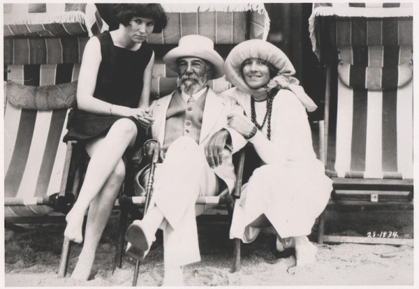 Л.Т. Тиффани с внучкой и Сарой Хардли 1930 г. Южная Флорида