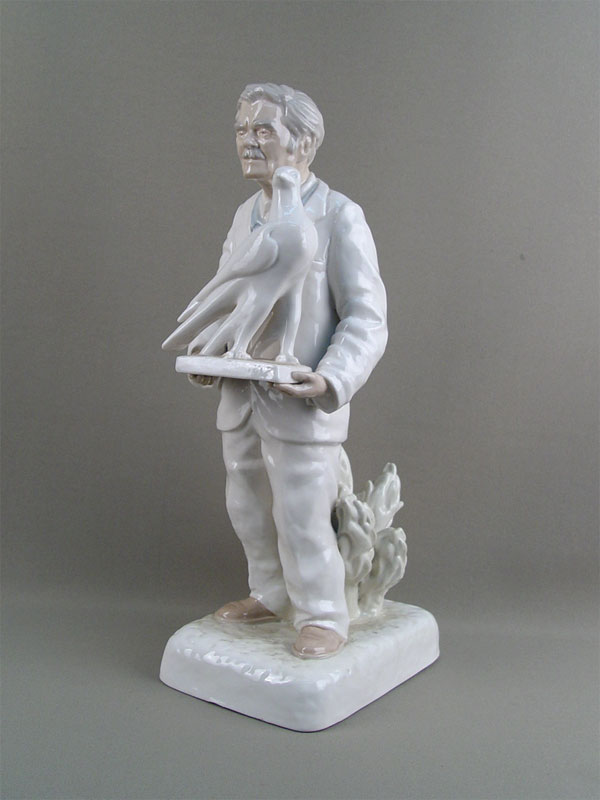 Фигура Скульптор А.Г. Сотников со своей работой „Сокол“. 