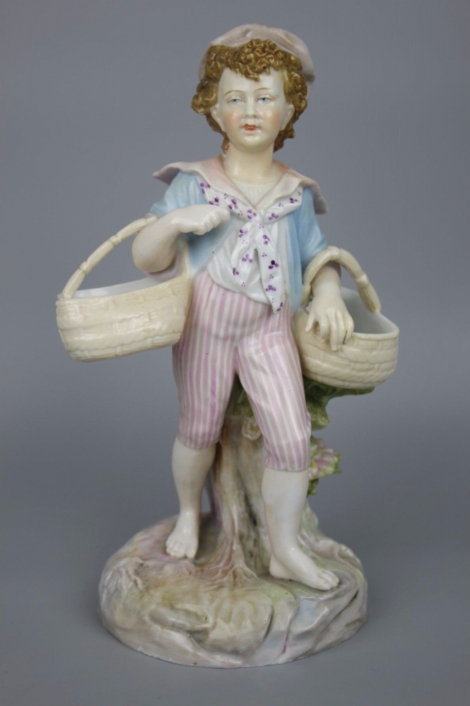 1850–1899 гг. Мальчик с корзинами. Полихромная подглазурная роспись
