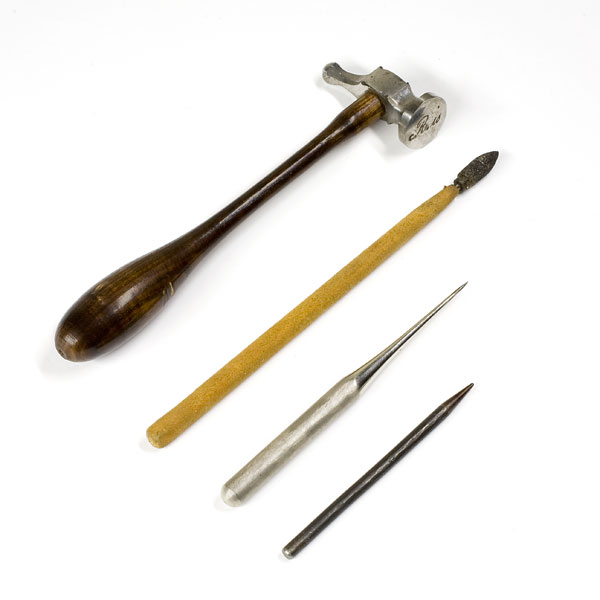 Инструменты для гравировки пунктиром: граверный молоточек, матуар и пунсоны.