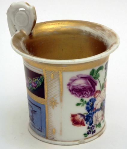 Чашка с цветочной композицией. Фарфор. Фабрика братьев Новых. 1820-1830-е гг.