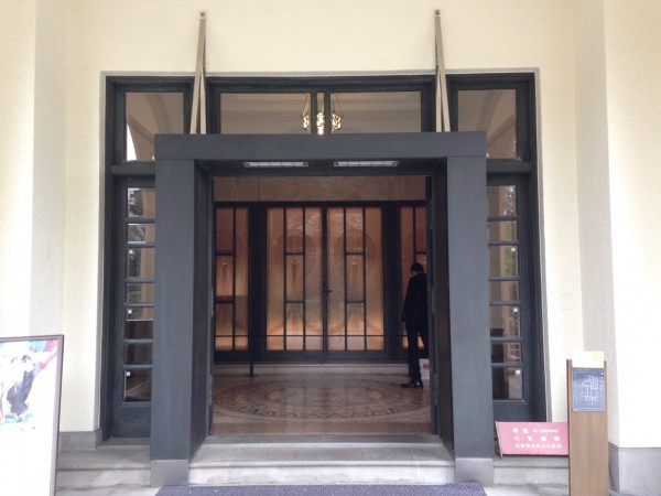 Входная дверь в императорский  дворец, выполненная Лаликом