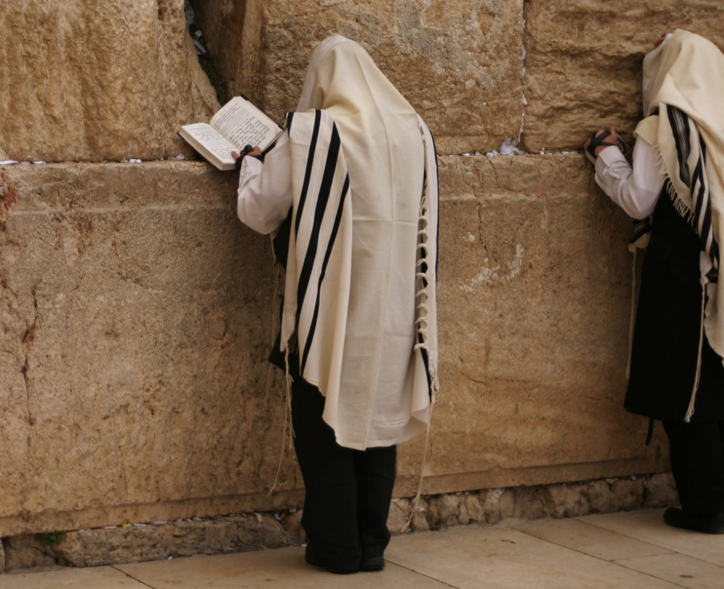 Верующие молятся в талитах
