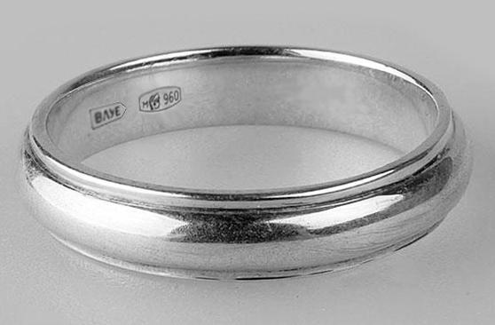 На серебряном кольце представлена проба с женским профилем, повернутым вправо