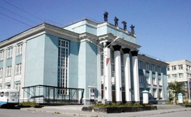 Магадан. Дом культуры со скульптурами и декором Лаврова Магадан. Дом культуры со скульптурами и декором Лаврова