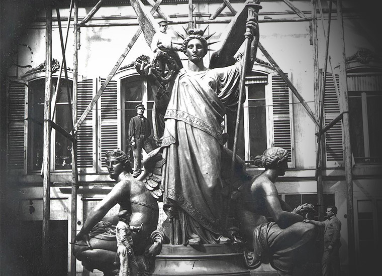 «Поэзия», одна из групп фасада Парижской оперы (Palais Garnier). 1868г.
