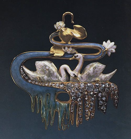 Одна из фотографий Лалика в Clairefontaine и его подвеска «Два лебедя» 1897-1899 гг. Чеканка, золото, эмаль укрывистая, эмаль plique-a-jour, бриллианты