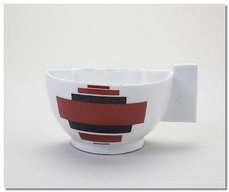 Фарфоровая чашка, созданная по эскизам И. Чашника
