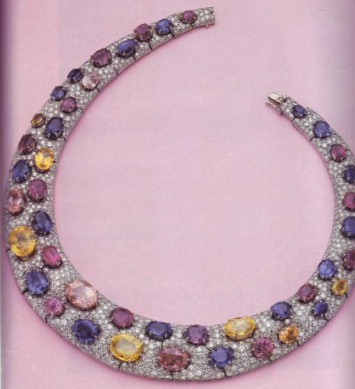 Ожерелье-обруч из платины с 965 бриллиантами по 50 карат и разноцветными сапфирами