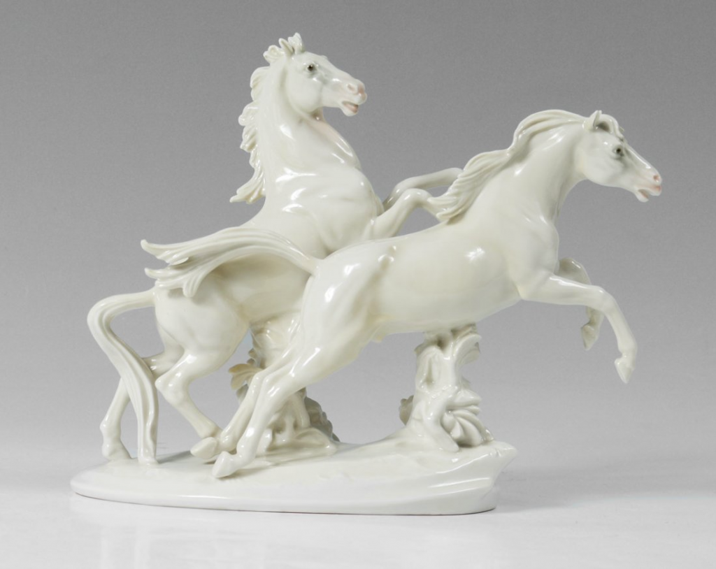 Эта почти монохромная композиция двух лошадей выставлена на аукционе Christies