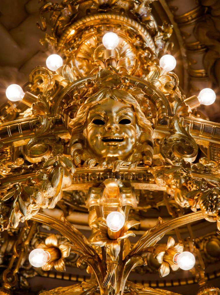 Деталь люстры от CHRISTOFLE, установленной в фойе Парижской оперы