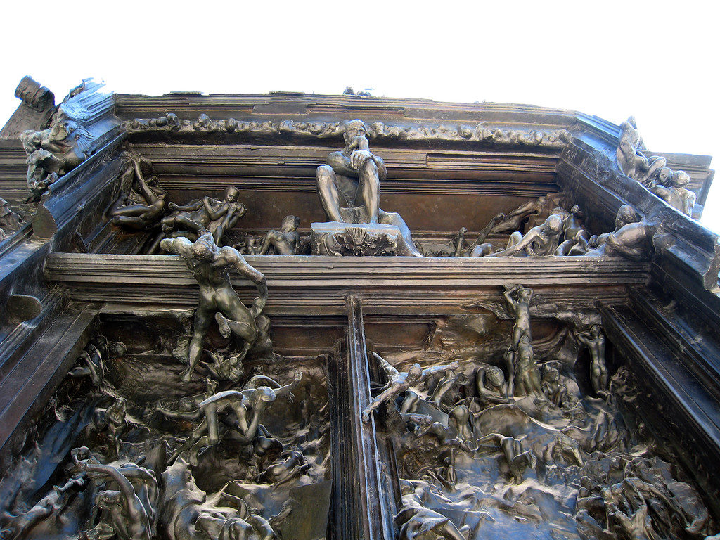 Скульптура «Врата ада». Вид снизу