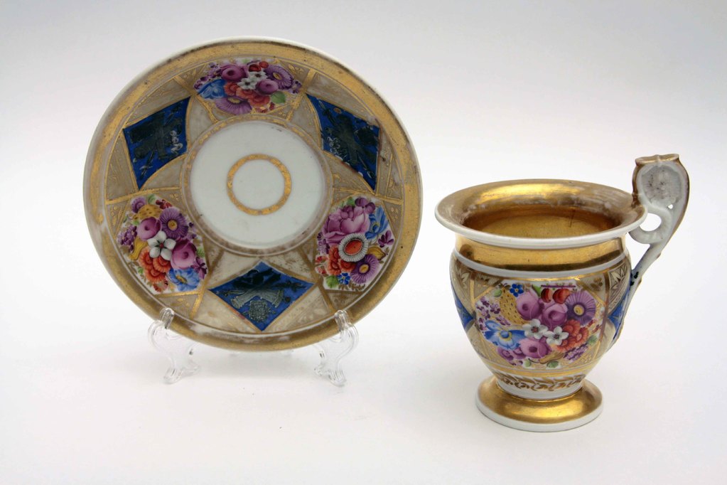 Чашка с блюдцем «Букеты цветов». Завод братьев Новых. 1820-1830-е гг. 