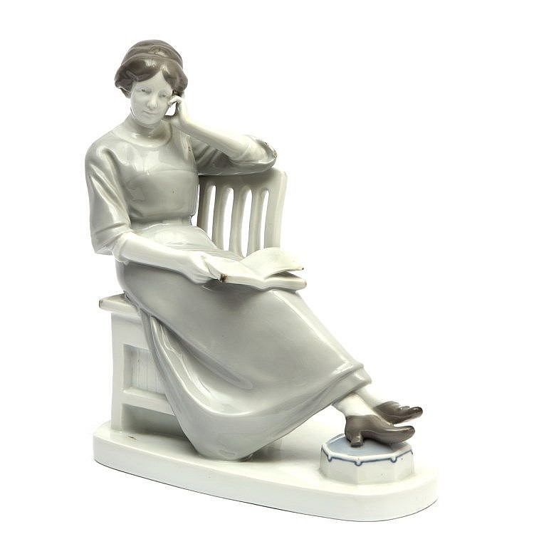 1900–1919 гг. Женщина с книгой. Скульптура выполнена по эскизу художника А. Бергера для Karl Ens Volkstedt