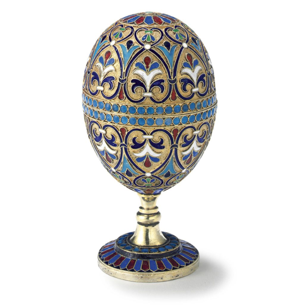 Серебряное пасхальное яйцо с золочением и эмалью, 1890 г. Лот продан а. д. Sotheby’s за 5000 USD (Нью-Йорк, торги «Русское искусство», 2008 г)