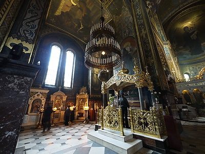 Часть современного интерьера собора