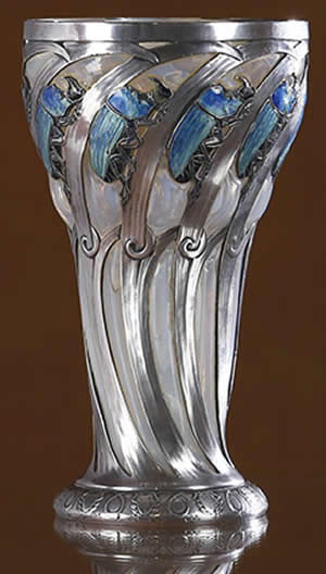 Чаша «Жуки-носороги» 1895–1897 гг. Серебро, опалесцентное стекло, синяя и черная эмаль, чернение, чеканка
