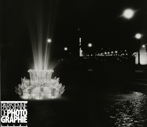 Фонтан Рене Лалика на Елисейских Полях в Париже, установленный в 1936. Снято в 1958 году Роджером Шаля 