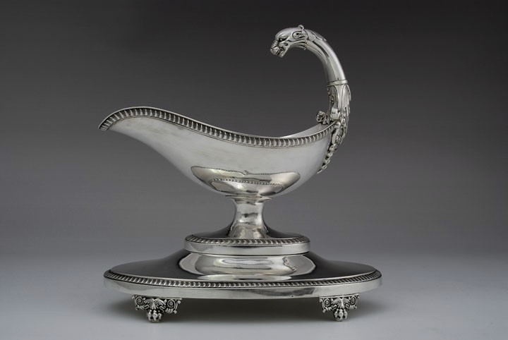 Классические модели французских серебряных соусников периода империи с ручками, сделанными в виде голов пантеры, грифона и лебедя. Около 1830 г. 