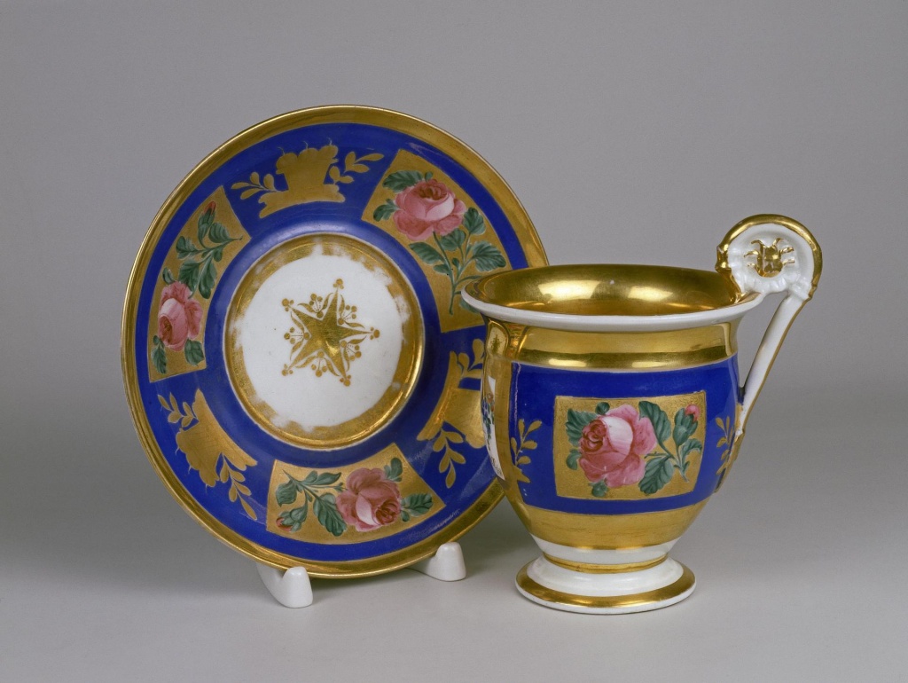 Чашка с блюдцем с изображением роз. 1820-1832 гг. 