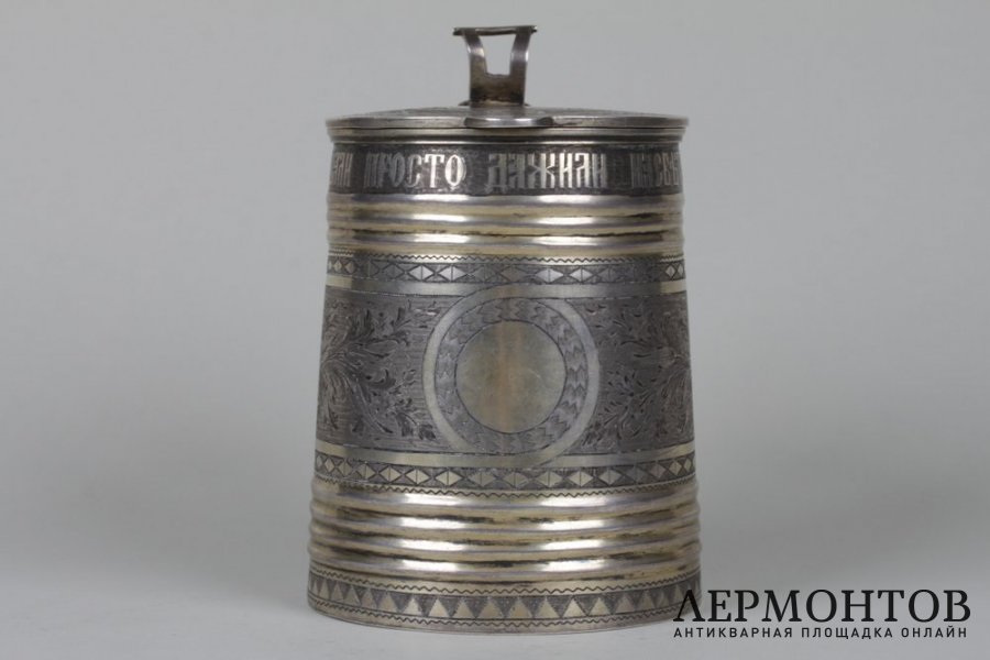 Кружка с изображением петушка на крышке. Россия, Москва, мастер ВС, 1874г. Серебро 84