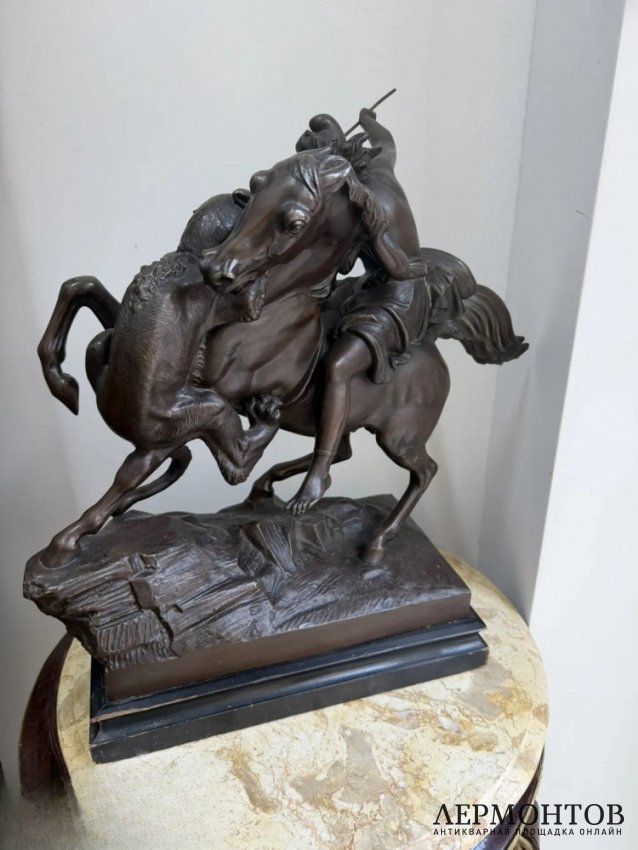 Скульптура «Сражающаяся амазонка». Шпиатр, по модели А. Кисса, H. Gladenbeck, Германия, конец 19 — начало 20 века