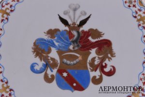 Блюдо с изображением герба. Фарфор, роспись. Предположительно Восточная Европа, XIX в
