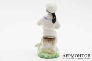 Статуэтка Морячок с гармошкой. СССР, ЛФЗ, автор Г. Столбова, 1970-1986 гг. Фарфор.