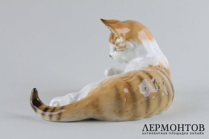 Статуэтка Кошка лежащая с мячом. Фарфор.  Фабрика Hutschenreuther, Германия, 1970-е.