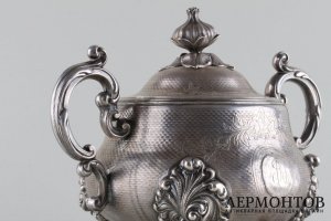 Сахарница в стиле барокко. Гильоше, золочение. Серебро 950 пробы. Франция, XIX в.