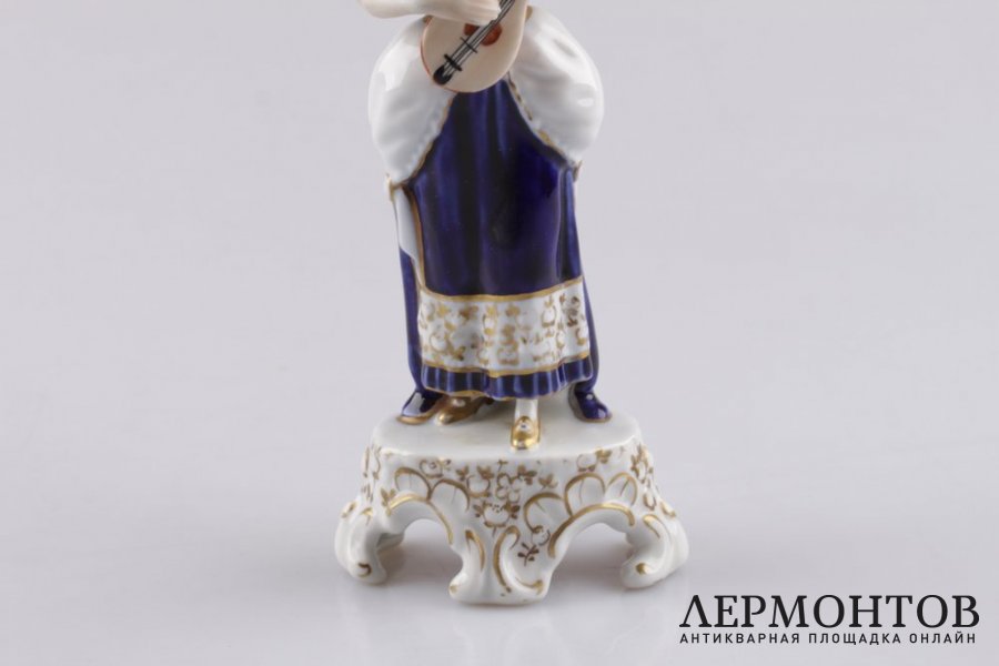Статуэтка. Дама с лютней. Фарфор, роспись. Royal Dux Bohemia, XX век.