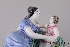 Чернильница Мать с ребенком. Россия, Конаково, вторая треть 20 в. 