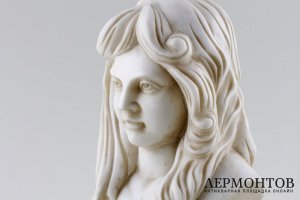 Бюст Девушка. Белый мрамор. Италия, первая половина ХХ века.